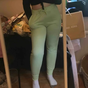  - Gröna mjukisbyxor ifrån Boohoo, engelsk strl 12 som passar som M-L. Oanvända med etiketten på.