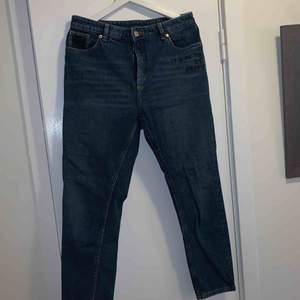 Lösa jeans från Monki i storlek 31. Har egen-gjorda texter på framsida- och bakficka! Säljes pga passar inte. Kan mötas upp i Stockholm annars står köpare för frakt. 