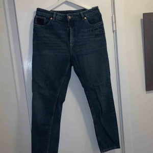  - Lösa jeans från Monki i storlek 31. Har egen-gjorda texter på framsida- och bakficka! Säljes pga passar inte. Kan mötas upp i Stockholm annars står köpare för frakt. 