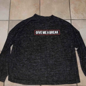  - Supermysig tröja från GinaTricot med tryck i storlek M. Säljs pga används inte längre. Kan mötas upp i Stockholm annars står köpare för frakt! 