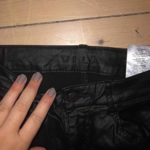  - Ett par skinnbyxor (fejk) strl m!! Superstretchiga, skulle säga högmidjade! Tajta i benen, tyvärr kommer inte till användning längre! Frakt tillkommer!!🥰