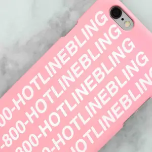 Jätte fint rosa skal med texten ”1-800-hotlinebling” från drakes låt🌹 Bra skick, endast 20kr!!⛑