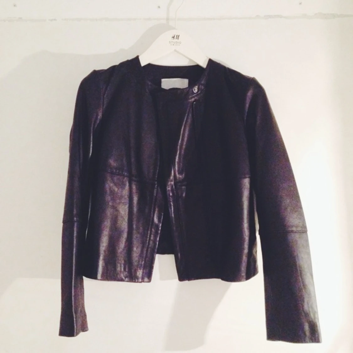 Svinsnygg skinnjacka i äkta skinn. Nypris: 1999:- som ny. 