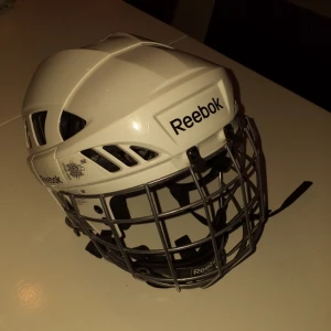  - Hockeyhjälm ifrån Reebook. Använd men i väldigt fint skick. Orginalpris 899kr. 
