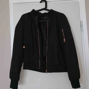  - Bomberjacka från Lager 157 med rose gold detaljer Köpare står för frakt