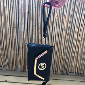  - Plånbok/handväska, aldrig använd! Kan mötas upp i Malmö men även frakta, köparen står för frakten!:)