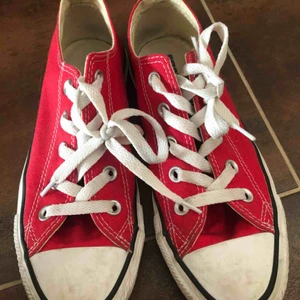  - Röda converse i storlek 36.5  Dom ät i väldigt fint skick och är använda ett antal gånger  Köpta för ca 400-500kr  Kan mötas i nacka eller i slussen. Om köparen vill ha skorna skickade till sig står köparen för frakten:)  Betalning sker via swish