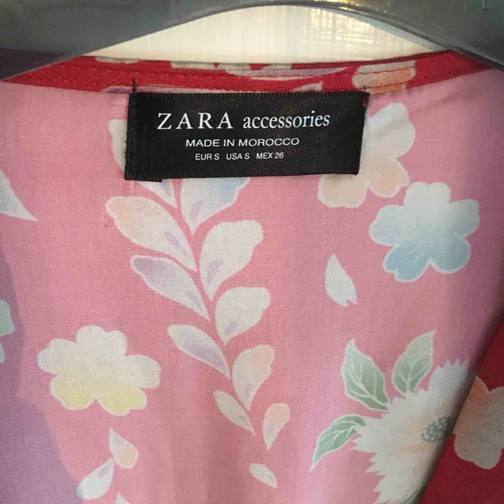 Oanvänd body från Zara i stl S. Superfint material med bra fall.. Blusar.