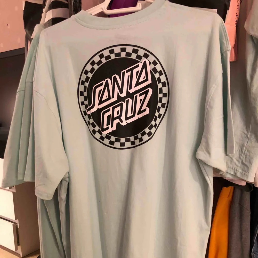 Fin mintgrön t-shirt från Santa Cruz. Helt oanvänd, prislappen sitter kvar. En cool oversized tröja.   Köparen står för frakt:). T-shirts.