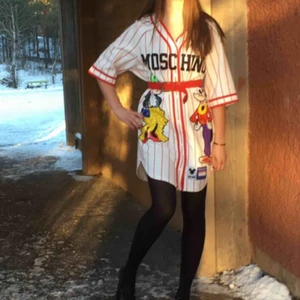  - En klänning från Hm Moschino kollektion, använd en gång för att ta första bilden så helt ny!! Går inte att få tag på💕💕