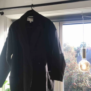  - As snygg och ball kapp från Carina Wester, Köpt för 1699 och endast använd en gång (därför säljer jag den)  Går att klä upp och klä ner, och varm och skön nu till vintern/ hösten!! Jättebra kvaliteter, utan slitningar och hål.🤩