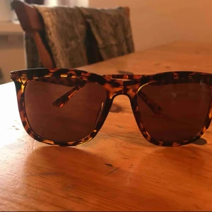  - Solglasögon okänd märke. Plast men guldiga metall detaljer