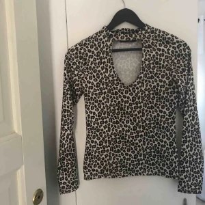  - Tröja från bikbok storlek s, endast använd 1 gång 120kr+frakt 