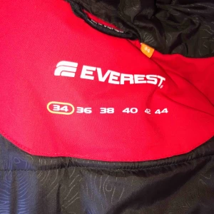  -  En Everest vinter jacka, går att justera midjan. Storlek 34, använt skick.  500kr     • köparen står för frakten, kan mötas upp runtom Hässleholm. Hund finns i hemmet.   
