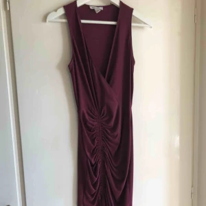  - Asymmetrisk klänning i vinrött från Nelly. Storlek S. Har endast använt denna 1 gång. Köparen står för frakten!