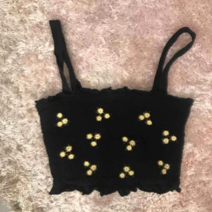  - Svart med gula blommor jätte fin helt ny 👍