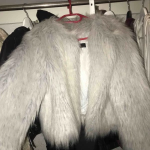  - En gråblå pälsjacka från zara, inte äkta päls. Väldigt tjock och varm. det ser ut som att den har lite missfärgningar på bilden men det har den inte i verkligheten.