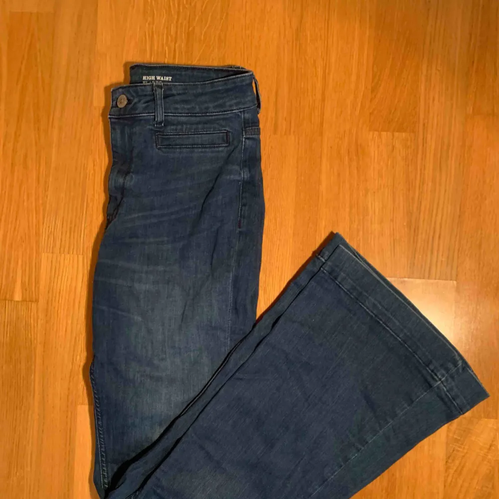 High waist flared jeans från Lindex de passar inte min stil men är väldigt fina frakt: 79kr  kan mötas upp i Stockholm :). Jeans & Byxor.