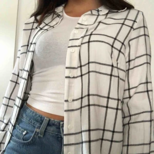  - Superskön rutig, oversize skjorta. 100% bomull och köpt från BooHoo. Använd endast en gång. Frakt på 50 kr tillkommer 