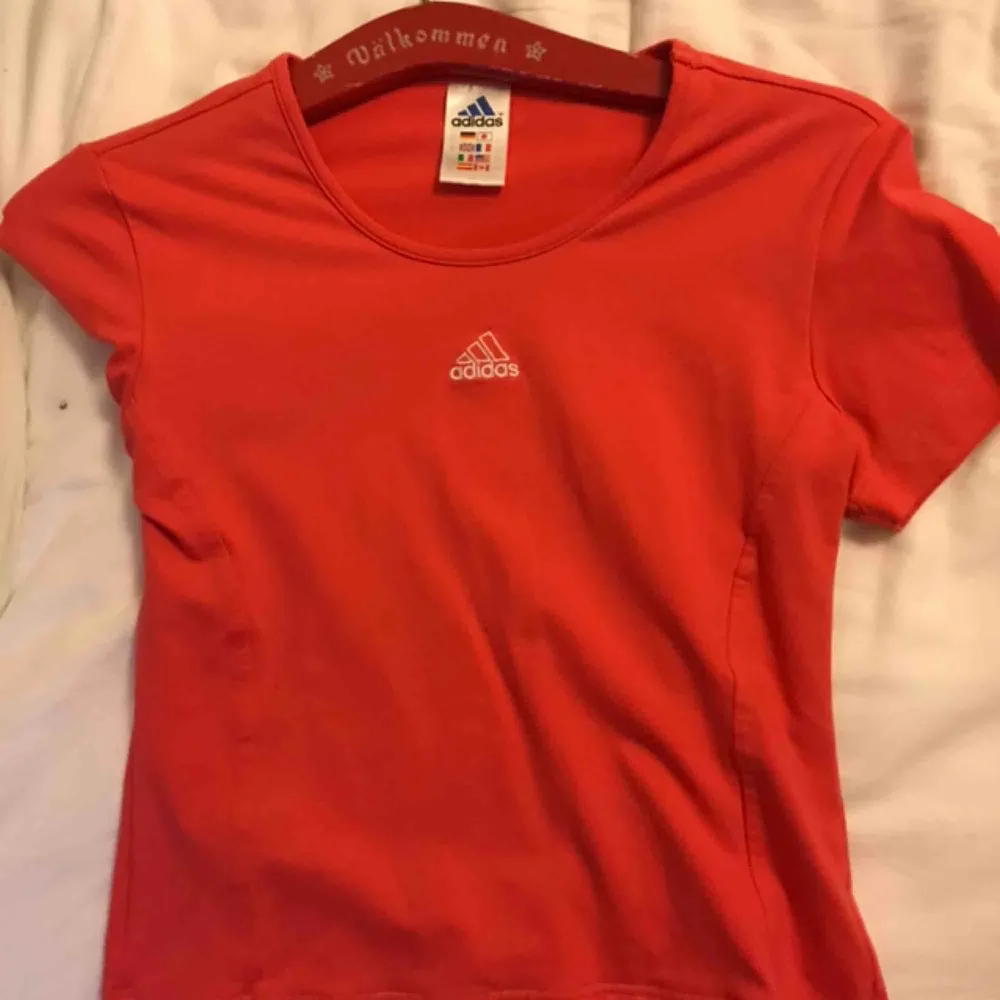 En röd t-shorts från adiddas.  40kr plus frakt. T-shirts.