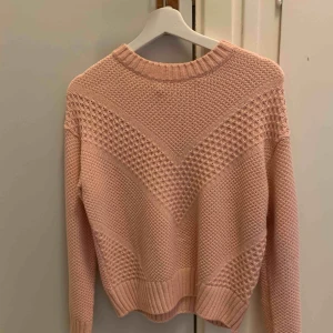  - Stickad tröja från H&M. Köparen står för frakten :)