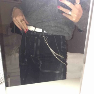  - Svarta workerbyxor med vita sömmar