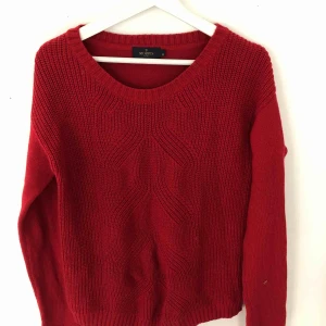  - Röd stickad tröja från Morris