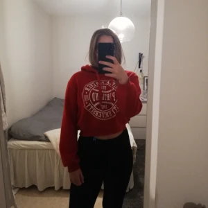  - Croppad röd hoodie med snyggt vitt tryck fram! Använd några gånger men inga slitningar eller liknande. Fri frakt! Hör gärna av dig vid Intresse! 