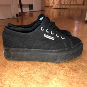  - Skor från Superga. Använda men fint skick! Kan mötas upp i Malmö men även frakta. Köparen står för frakten! :)