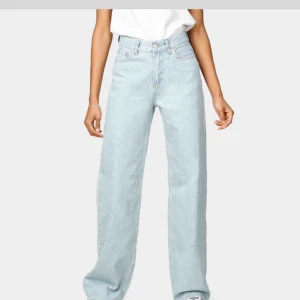  - Säljer ett par jättefina byxor i denna Mosel från Bik Bok, byxorna är lite ljusare än färgen på bilden!