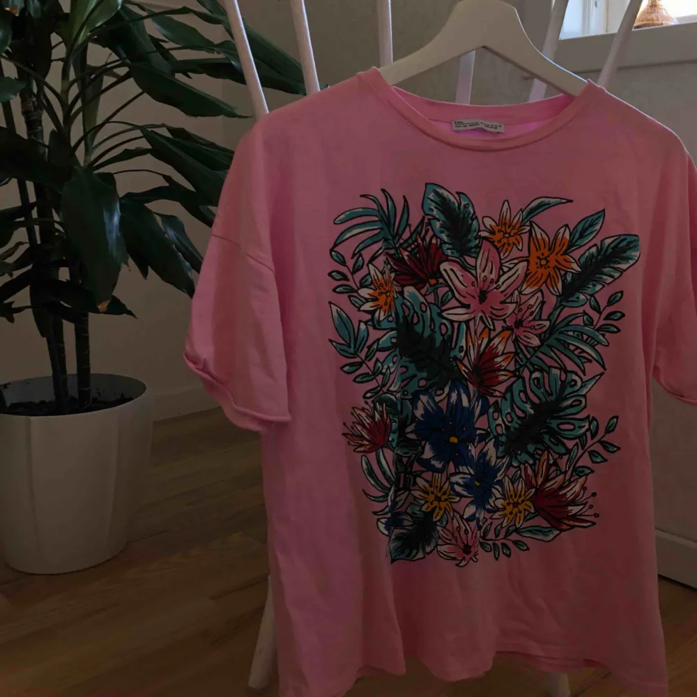 Väldigt fin T-shirt från zara, använd sparsamt, sitter loose på kroppen. 42kr frakt<3. T-shirts.