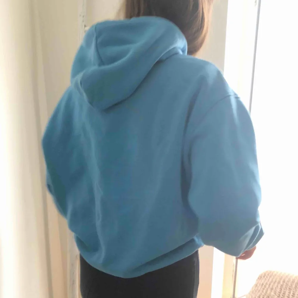 Oversized blå hoodie från Weekday! Den perfekta passformen på hoodie enligt mig🦋. Hoodies.