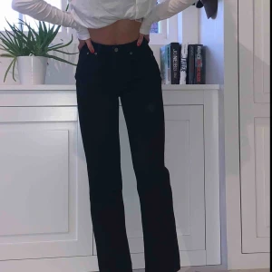  - Weekday svart jeans