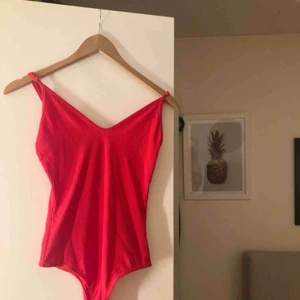  - Röd body från bikbok aldrig använd! 