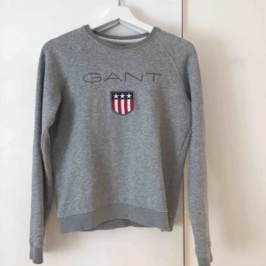  - En äkta Gant tröja, sitter fint! Köpte den för 1000kr! Säljer för den inte kommer till användning! Köparen står för frakten! Hör av er om ni är intresserade:)💗