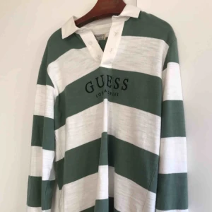  - Guess long sleeved piké i storlek XS (herrstorlek).  Jag är 170 lång och den sitter oversized på mig. Inköpt på Urban outfitters i Berlin våren 2019. 450 kr 