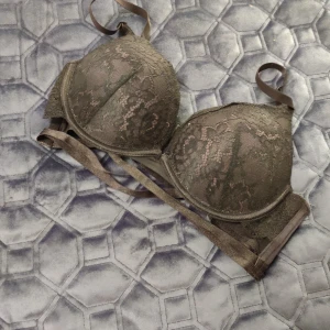  - Svart bh från hunkemöller, 70c, sexig med de fina detaljerna, säljes pga fel storlek, frakt ingår 