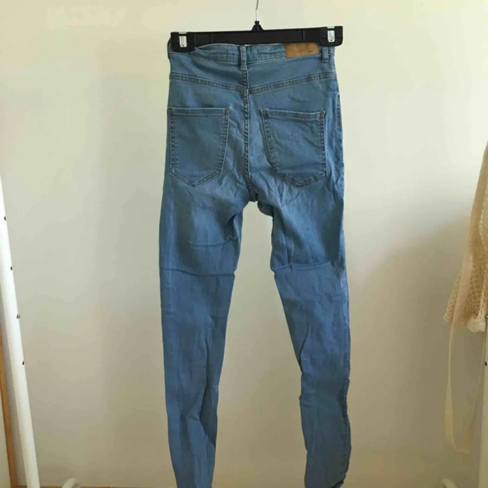 Högmidjade Jeans, använda två-tre gånger, är i bra kvalitet men behöver strykas. Model: Molly . Jeans & Byxor.