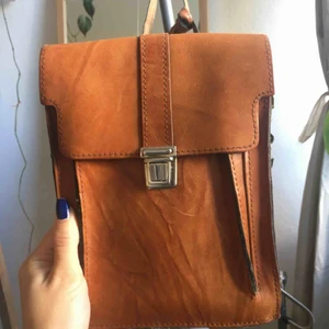  - Jättefin brun axelremsväska i läder. Inköpt på loppis och i toppenskick. Finns litet ytterfack för ex. busskort och ryms mobil plånbok och lite till i själva väskan. 