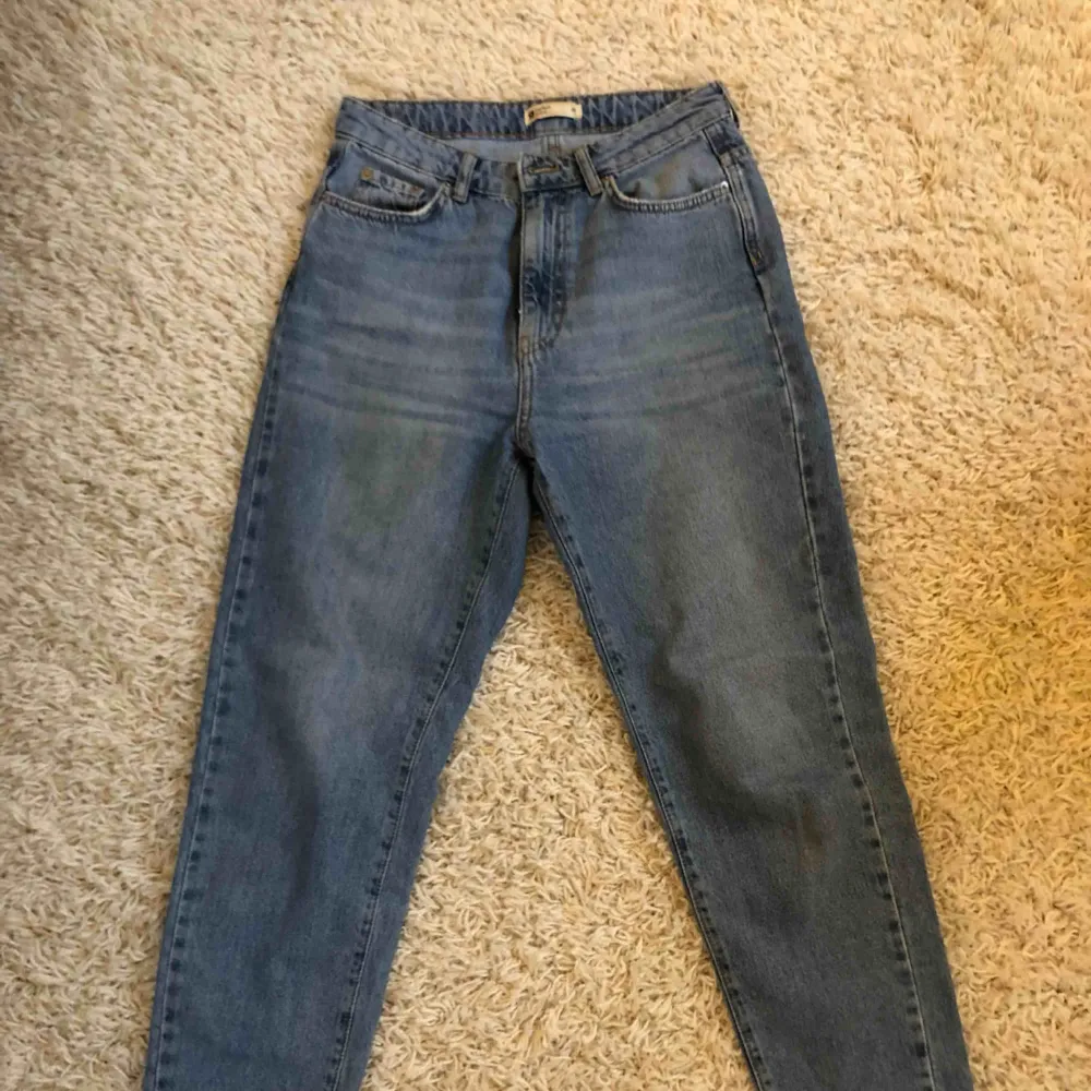 Mom jeans från Gina Tricot. Supersnygga men sitter inte bra på mig. 150kr + frakt.. Jeans & Byxor.