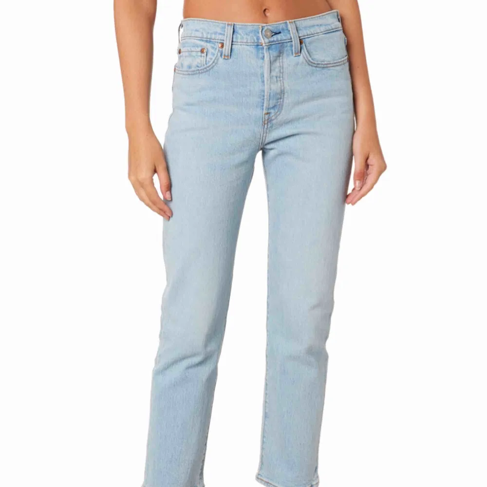 Ett par nästintill oanvända Levis wedgie straight jeans! Skriv för fler bilder. Pris kan diskuteras vi snabb affär! 🥰. Jeans & Byxor.