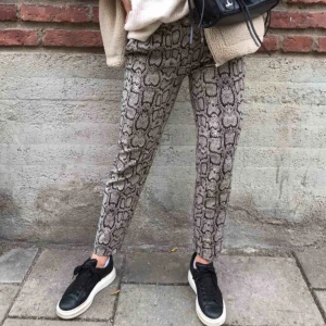 Kostymbyxor i orm mönster - Säljer mina knappt använda kostymbyxor som passar till allt! Frakt tillkommer 💫⚡️✨  