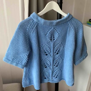  - Ljusblå stickad tröja från malene Birger i storlek S men funkar även som XS eller M. Använd ett fåtal gånger men säljs då den ej passar in i min garderob så bra. Kan mötas upp i Göteborg eller posta:)