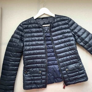 Dunjacka polo Ralph lauren - Marin blå polo ralph lauren jacka i storlek small. Nypris 1200 kr. Sparsamt använd och i bra skick. Kan mötas upp i Göteborg eller posta:)