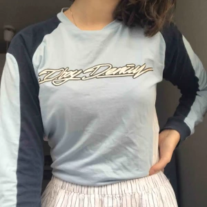  - Cool ljus och mörkblå tröja! Ser lite vintage ut 💙