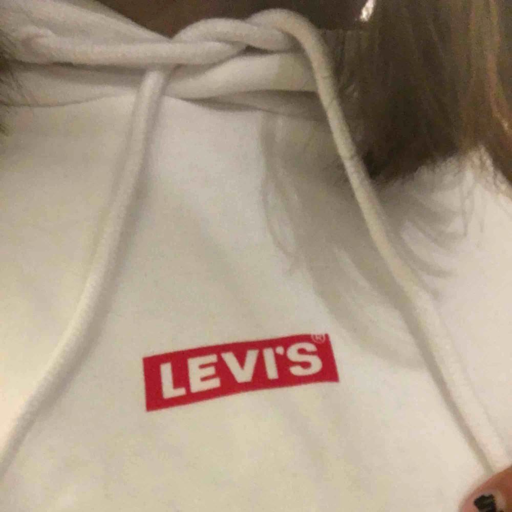 Skitsnygg Levi'S hoodie köpt på Nelly.com för drygt två månader sedan. Använd 3-4 ggr. Jag är i storlek S men denna passar jättebra ändå och är inte supertight, lagom enligt mig. Fraktkostnad tillkommer😊. Huvtröjor & Träningströjor.