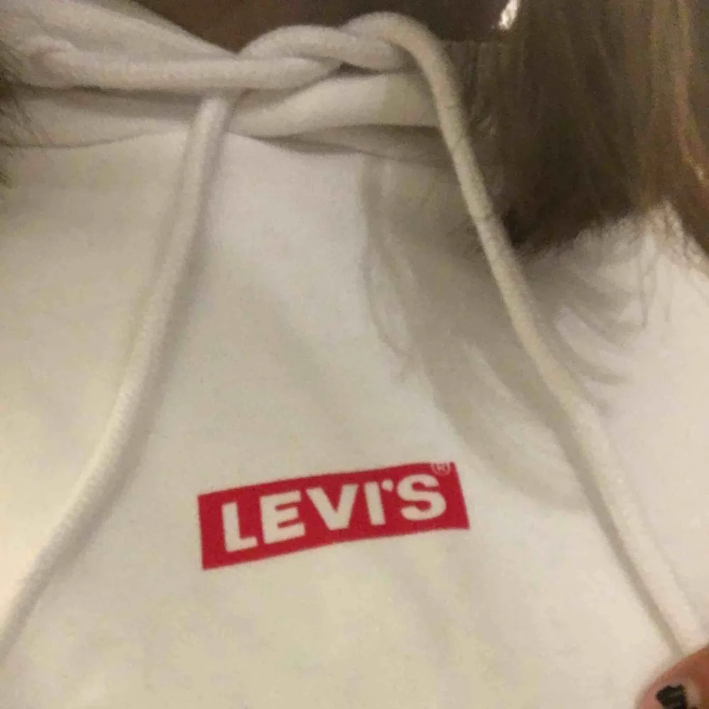 Skitsnygg Levi'S hoodie köpt på Nelly.com för drygt två månader sedan. Använd 3-4 ggr. Jag är i storlek S men denna passar jättebra ändå och är inte supertight, lagom enligt mig. Fraktkostnad tillkommer😊. Hoodies.