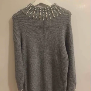  - Lång tröja mycket fin ser ut . Passar för M/L storlek  köpte för 599 kr mitt pris nu 350 kr ,använd bara 1 gång . Granska skönt och är så fin i styltig . 😀 frakt 65 kr