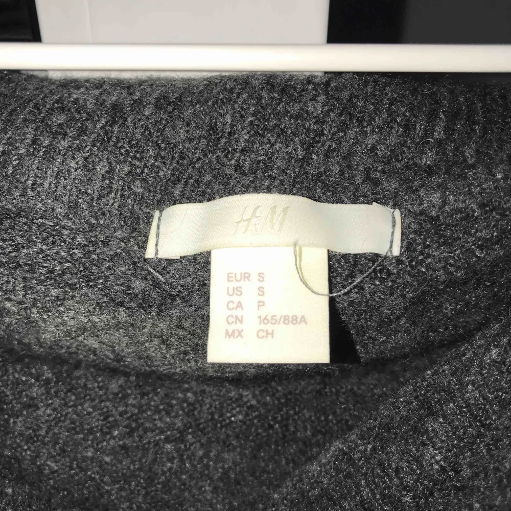 Mörkgrå oversized stickad off shoulder tröja från H&M, Storlek S, Oanvänd, nypris 300kr, köparen står för frakt. Stickat.