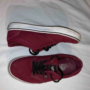  - Vinröda vans som knappt är använda. Lite slitna på insidan då dom är lite noppriga, men absolut inga hål eller så. Jag har klippt av en liten bit av skosnöret eftersom det var superlångt, men det är inget man tänker på. Köparen står för frakten.